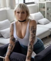 Big Booty Blonde Bombshell!